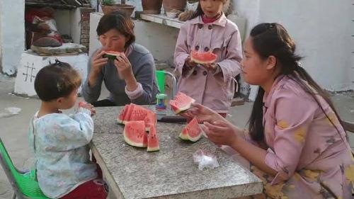 农村公婆吃瓜,共享田园生活甜蜜时光
